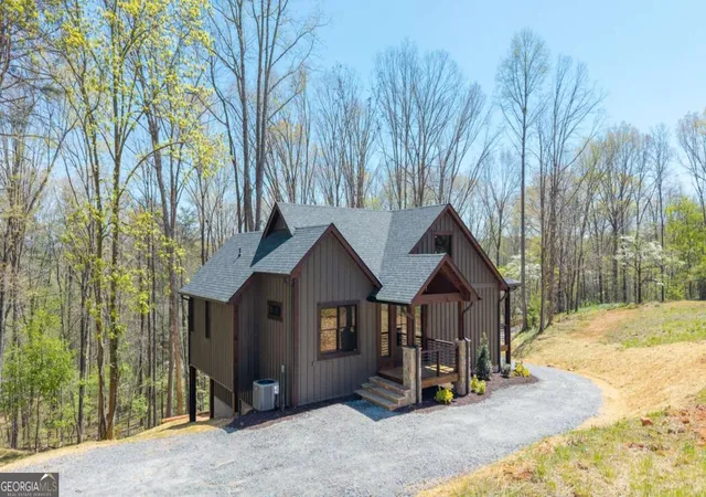 Photo 3 of Single family home for sale at 1038 Bluebird Rd, Mineral Bluff, GA 30559 | MLS# 10733395 | Listing updated on 2026-09-17