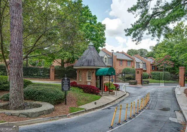Listing Photo 3 - Condo for sale in building located at 23116 Plantation Dr NE, Atlanta, GA 30324