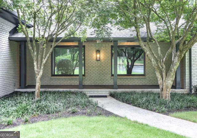 Photo 4 of Sale Pending at 350 Shadowlawn Rd Se, Marietta, GA 30067 | MLS# 10825324 | Listing updated on 2026-09-09