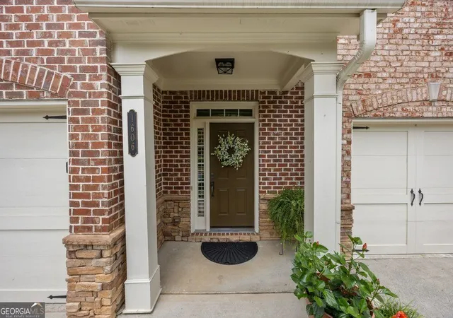 Photo 3 of Townhouse for sale at 1606 Lexington Dr, Roswell, GA 30075 | MLS# 10825983 | Listing updated on 2026-08-28