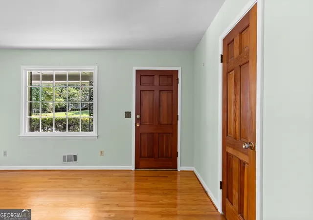 Photo 4 of Single family home for sale at 660 Grove Pkwy Se, Marietta, GA 30067 | MLS# 10808368 | Listing updated on 2026-08-31