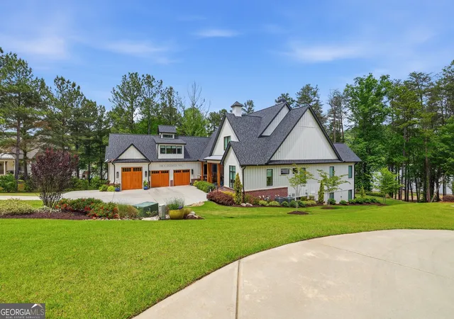 Photo 2 of Single family home for sale at 1198 N Edgewater Trl, Toccoa, GA 30577 | MLS# 10790612 | Listing updated on 2026-08-18