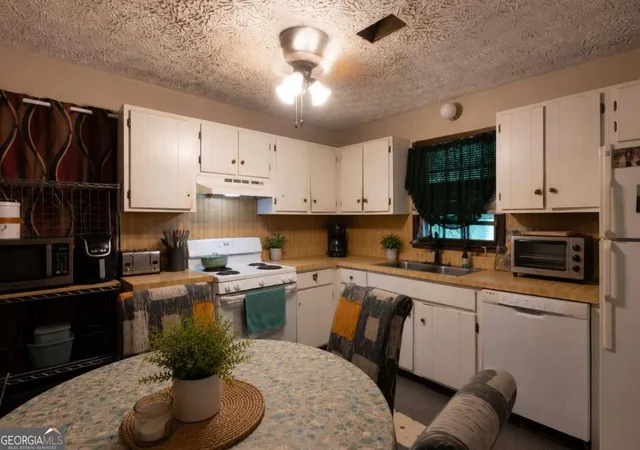 Photo 4 of Sale Pending at 2594 Morgan Lake Dr Ne, Marietta, GA 30066 | MLS# 10805726 | Listing updated on 2026-09-11