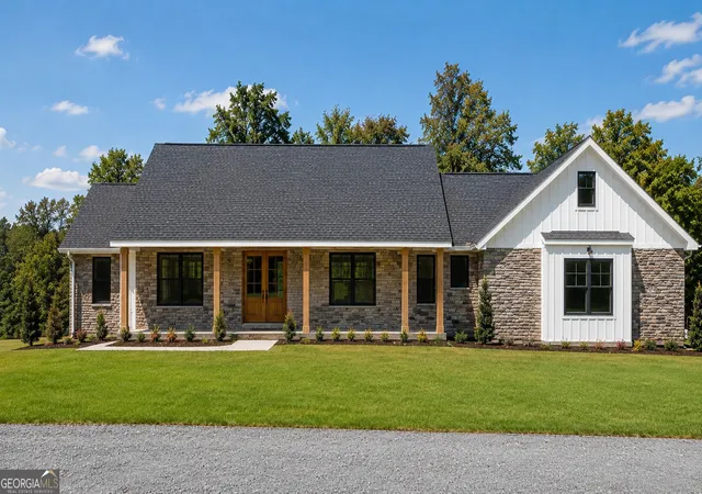 Photo 1 of Sale Pending at 425 Ayers Crk Dr, Toccoa, GA 30577 | MLS# 10781922 | Listing updated on 2026-08-10