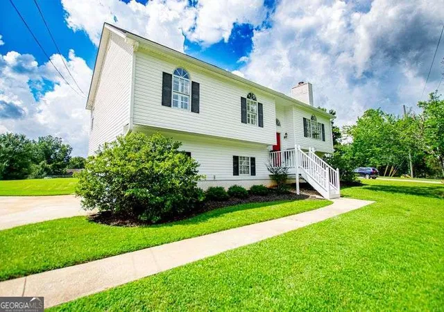 Photo 3 of Sale Pending at 4265 E Chapel Hl Rd, Douglasville, GA 30135 | MLS# 10821032 | Listing updated on 2026-10-14