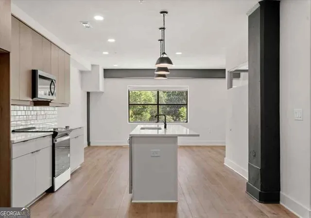 Listing Photo 3 - Condo for sale in building located at 108 Park Pl Unit 107, Decatur, GA 30030 - Unit #UNIT 107