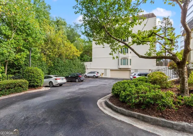 3rd image of 3638 Peachtree Rd NE, Atlanta, GA 30319