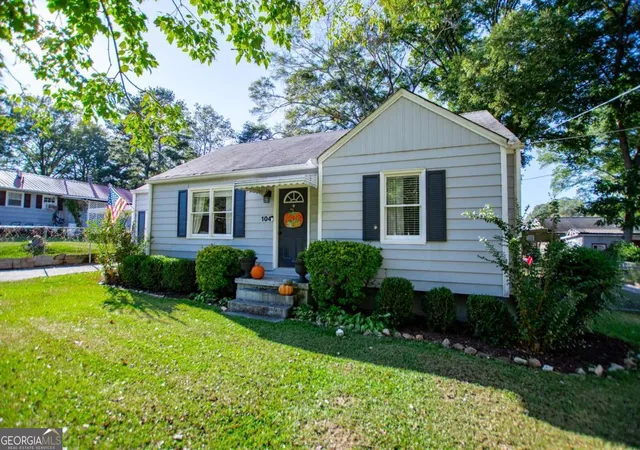 Photo 4 of Sale Pending at 104 Richards St, Carrollton, GA 30117 | MLS# 10624496 | Listing updated on 2025-10-21