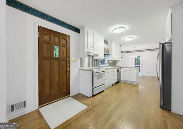 Photo 3 of Single family home for sale at 3655 Southlake Cir, Cumming, GA 30041 | MLS# 10829667 | Listing updated on 2026-10-24