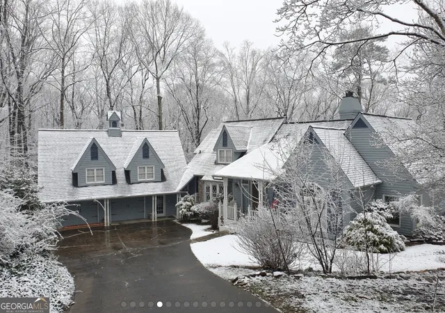 Photo 2 of Sale Pending at 145 E Lake Dr, Roswell, GA 30075 | MLS# 10610596 | Listing updated on 2025-10-27
