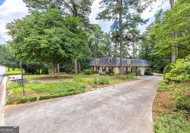 3rd image of 2123 Mountain Creek Dr, Stone Mountain, GA 30087 | MLS# 10819559