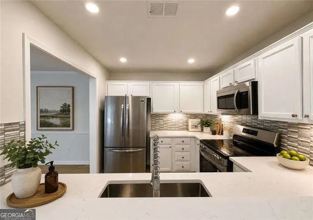 Listing Photo 4 - Condo for sale in building located at 211 Abingdon Wy, Sandy Springs, GA 30328