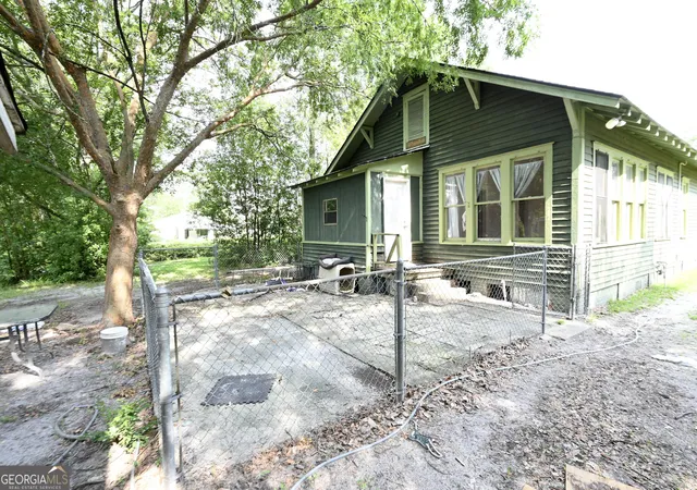 Photo 3 of Single family home for sale at 1303 Carswell Ave, Waycross, GA 31503 | MLS# 10814105 | Listing updated on 2026-08-11