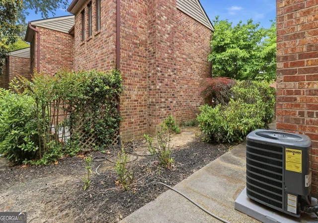 Listing Photo 2 - Condo for sale in building located at 2252 Pernoshal Ct, Atlanta, GA 30338 - Unit #
