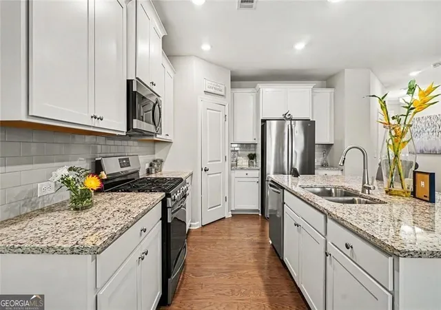 Photo 4 of Townhouse for sale at 515 Elm Blf Way, Lawrenceville, GA 30043 | MLS# 10762937 | Listing updated on 2026-09-17