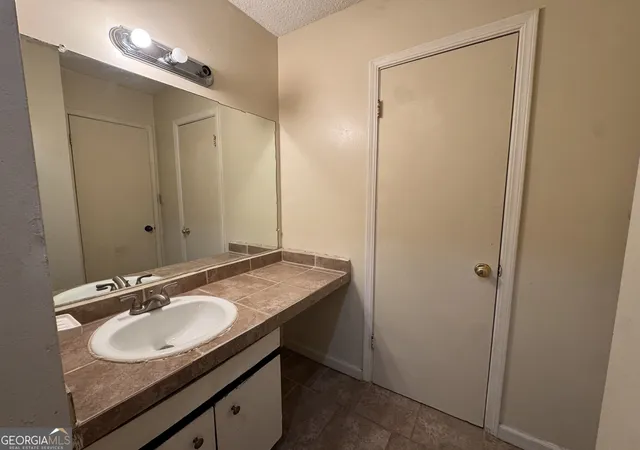 Listing Photo 4 - Condo for sale in building located at 5140 High Pt Rd, Union City, GA 30291 - Unit #21