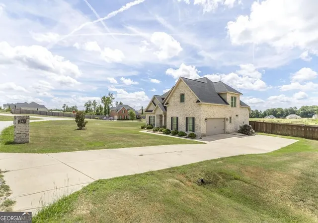 Photo 4 of Sale Pending at 241 Lannington Dr, Lizella, GA 31052 | MLS# 10783100 | Listing updated on 2026-08-23