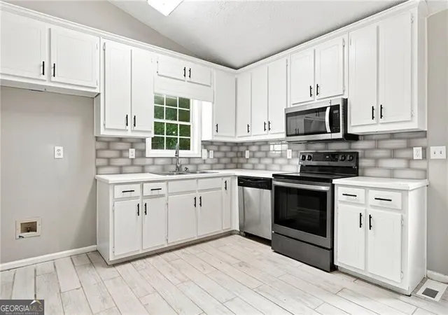 Photo 3 of Single family home for sale at 3949 Edgebrook Dr, Flowery Branch, GA 30542 | MLS# 10827431 | Listing updated on 2026-08-31
