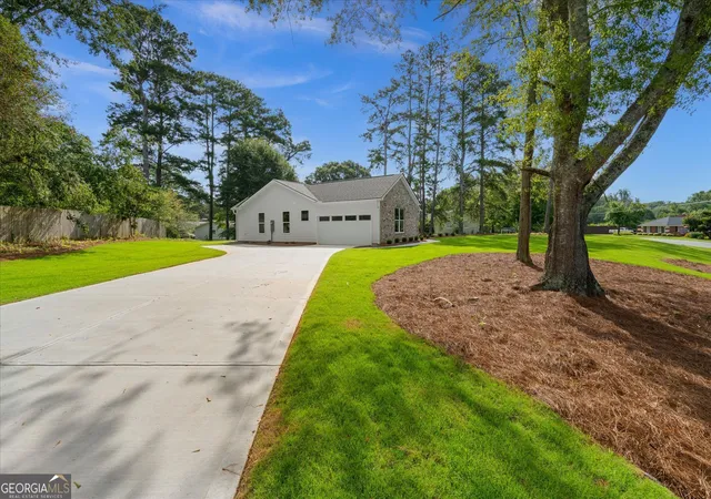 Photo 2 of Single family home for sale at 10 Colonial Dr, Carrollton, GA 30117 | MLS# 10811328 | Listing updated on 2026-09-18