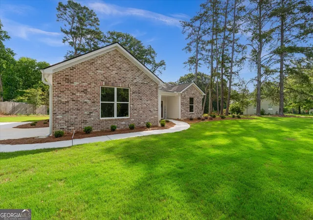 Photo 3 of Single family home for sale at 10 Colonial Dr, Carrollton, GA 30117 | MLS# 10811328 | Listing updated on 2026-09-18
