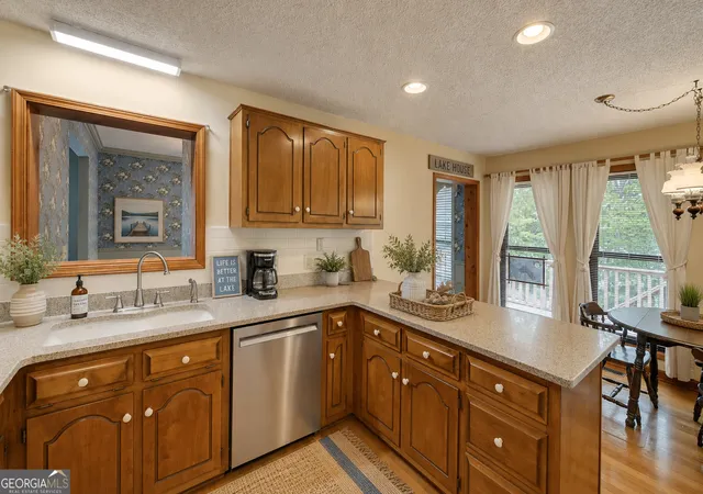 Photo 4 of Single family home for sale at 371 Shorewood Cir, Toccoa, GA 30577 | MLS# 10760157 | Listing updated on 2026-10-28