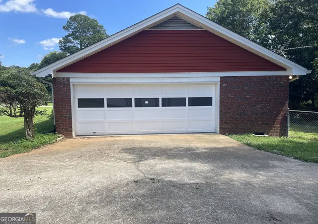 Photo 2 of Single family home for sale at 992 Brandywine Dr, Winder, GA 30680 | MLS# 10835788 | Listing updated on 2026-09-14