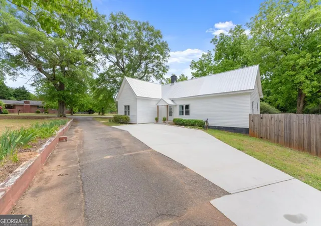 2nd image of 1519 New Hope Church Rd, Loganville, GA 30052 | MLS# 10764971