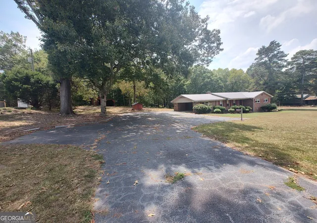 Photo 3 of Single family home for sale at 1192 Country Club Rd, Elberton, GA 30635 | MLS# 10833283 | Listing updated on 2026-08-27