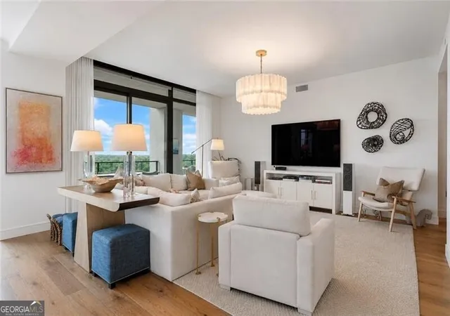 Listing Photo 4 - Condo for sale in building located at 2520 Peachtree Rd Nw, Atlanta, GA 30305 - Unit #1603