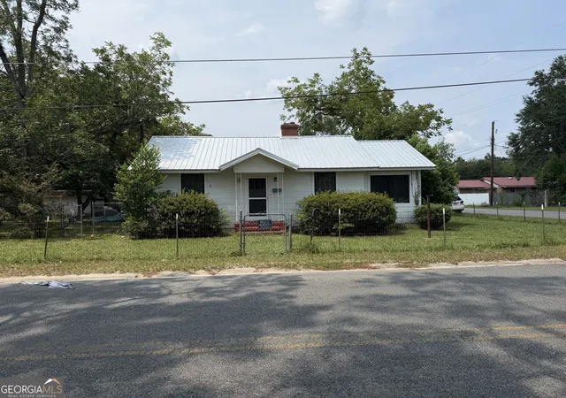 Photo 1 of Single family home for sale at 1302 Elizabeth St, Waycross, GA 31503 | MLS# 10814402 | Listing updated on 2026-08-11