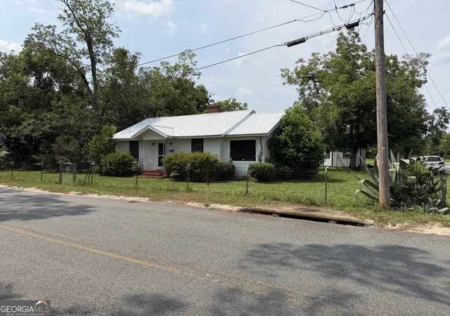 Photo 2 of Single family home for sale at 1302 Elizabeth St, Waycross, GA 31503 | MLS# 10814402 | Listing updated on 2026-08-11