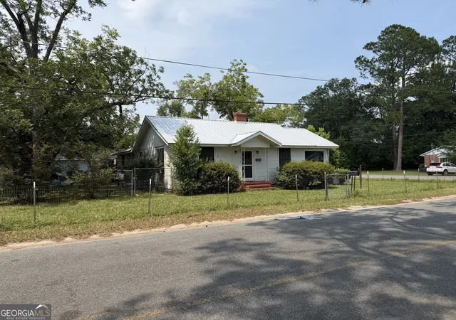 Photo 3 of Single family home for sale at 1302 Elizabeth St, Waycross, GA 31503 | MLS# 10814402 | Listing updated on 2026-08-11