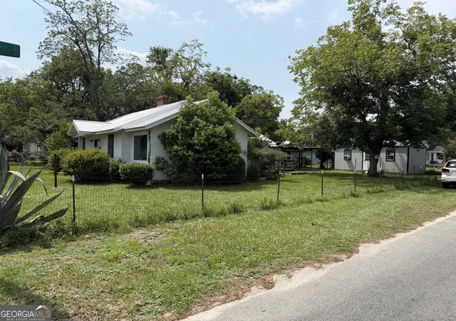 Photo 3 of Single family home for sale at 1302 Elizabeth St, Waycross, GA 31503 | MLS# 10814402 | Listing updated on 2026-08-11
