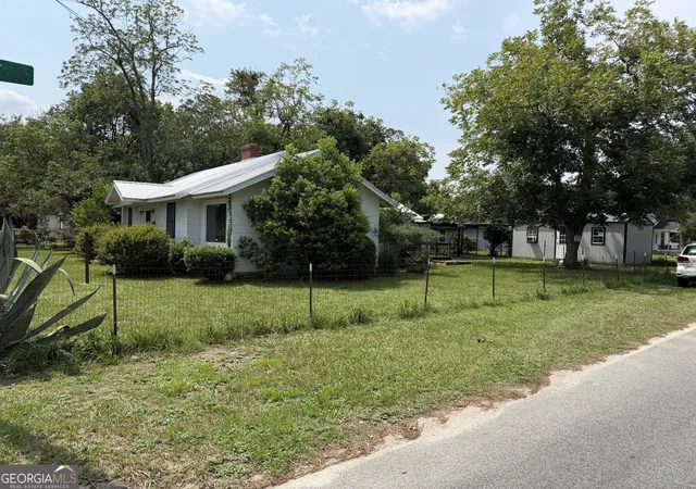 Photo 4 of Single family home for sale at 1302 Elizabeth St, Waycross, GA 31503 | MLS# 10814402 | Listing updated on 2026-08-11