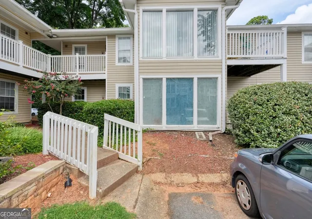 Listing Photo 4 - Condo for sale in building located at 702 Augusta Dr SE, Marietta, GA 30067