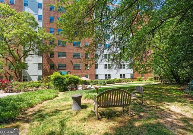 Listing Photo 2 - Condo for sale in building located at 2965 Pharr Ct S Nw, Atlanta, GA 30305 - Unit #817