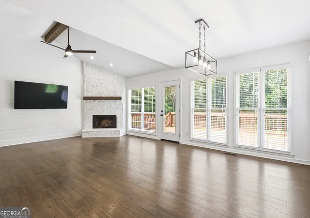 Photo 4 of Sale Pending at 6014 Lake Lanier Hts Rd, Buford, GA 30518 | MLS# 10795061 | Listing updated on 2026-08-17
