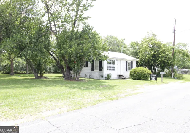 Homes for sale in Alma, GA | 511 E 17Th St, Alma, GA 31510 | MLS# 10766466