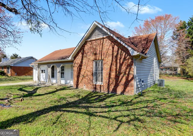Photo 3 of Single family home for sale at 608 S Jeff Davis Dr, Fayetteville, GA 30215 | MLS# 10811218 | Listing updated on 2026-10-28