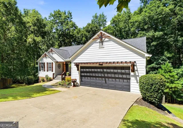 Photo 3 of Single family home for sale at 212 Oak Hollow Ct, White, GA 30184 | MLS# 10819451 | Listing updated on 2026-09-11