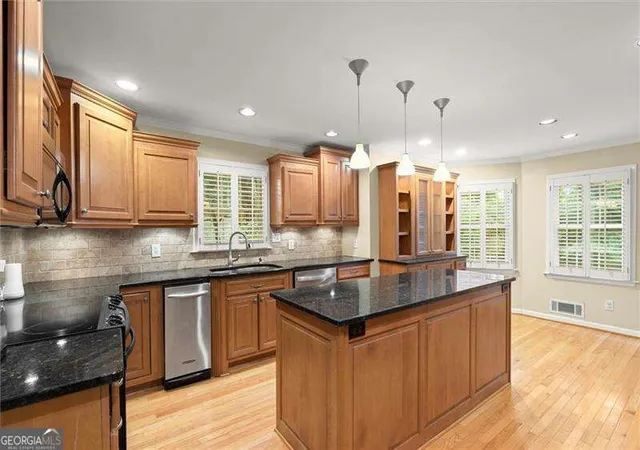 Photo 3 of Single family home for sale at 2185 Wenlok Trl Ne, Marietta, GA 30066 | MLS# 10801474 | Listing updated on 2026-09-13