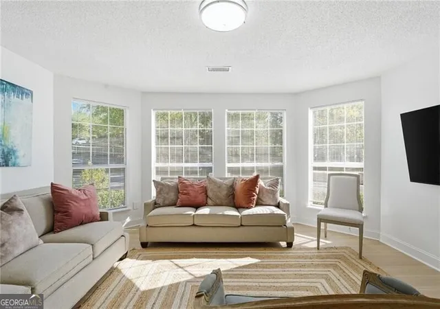 Listing Photo 4 - Condo for sale in building located at 904 Wentworth Ct, Alpharetta, GA 30022