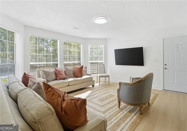 Listing Photo 5 - Condo for sale in building located at 904 Wentworth Ct, Alpharetta, GA 30022