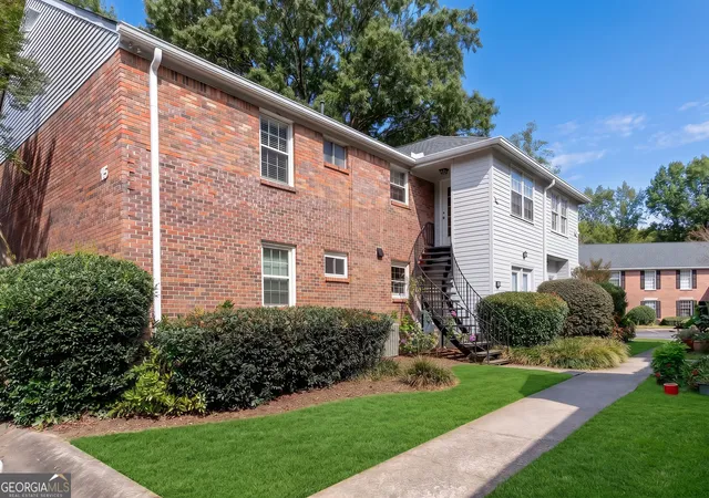 Townhouse for sale at 6700 Roswell Rd #15D, Sandy Springs, GA 30328 | MLS# 10871380
