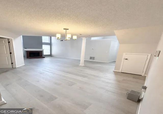 Photo 4 of Single family home for sale at 985 Oak St Sw, Atlanta, GA 30310 | MLS# 10826655 | Listing updated on 2026-08-29