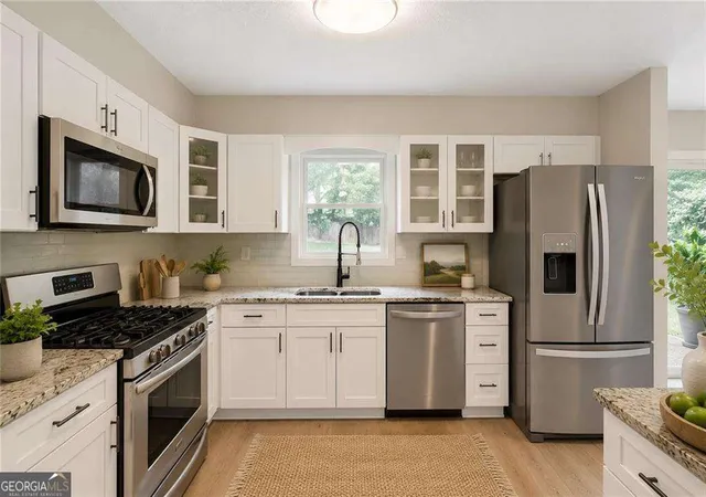 4th image of 235 Barrington Dr E, Roswell, GA 30076 | MLS# 10821530