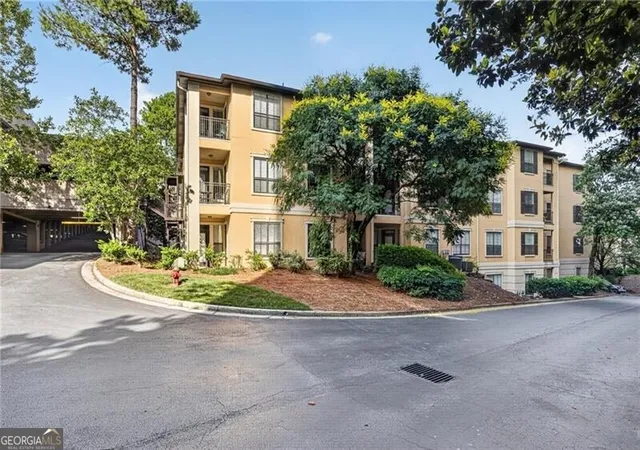 Listing Photo 2 - Condo for sale in building located at 3777 Peachtree Rd Ne, Atlanta, GA 30319 - Unit #1134