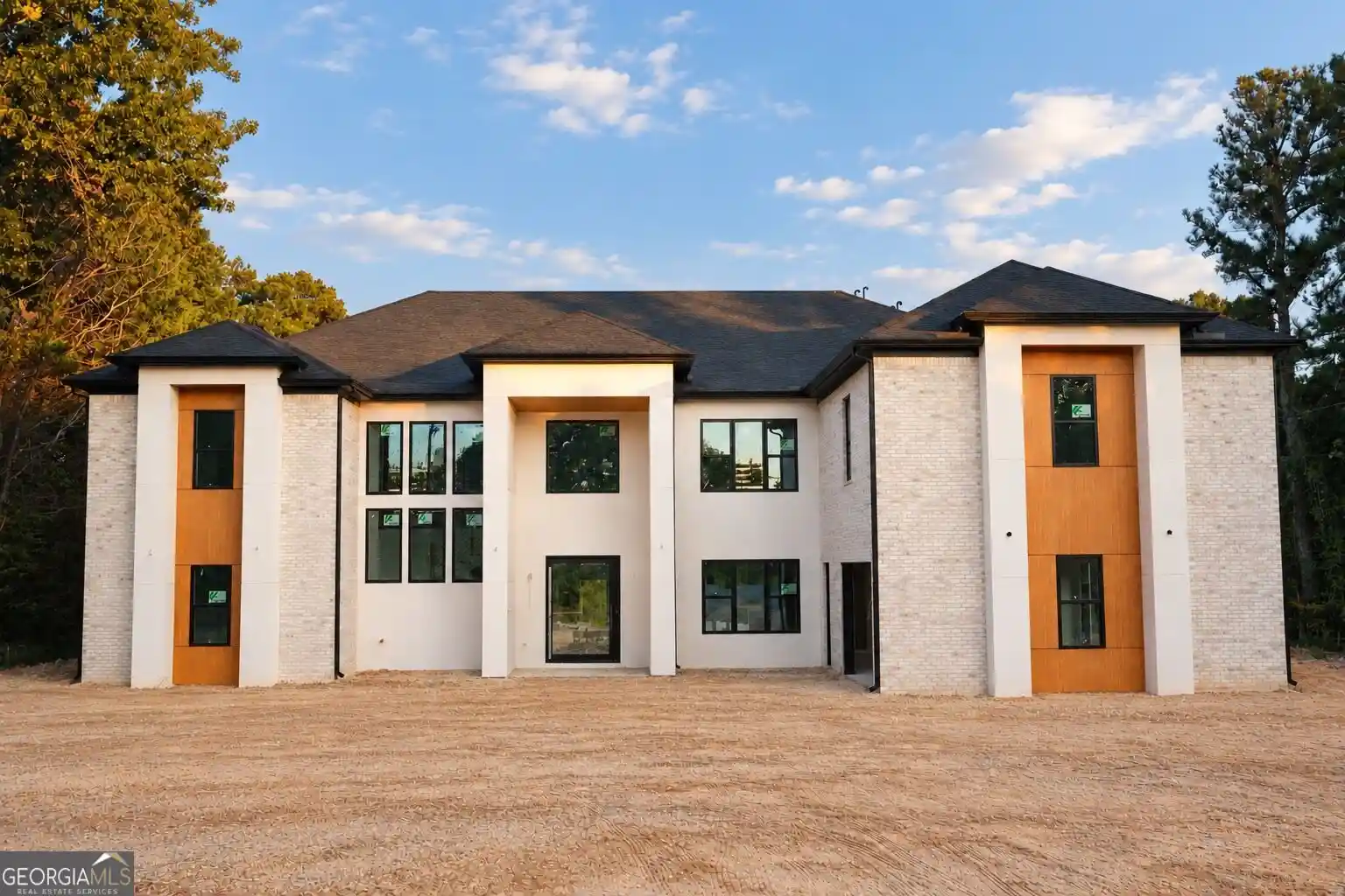 Photo 1 of Mansion for sale at 3664 Fence Rd, Auburn, GA 30011 | MLS# 10855773 | Listing updated on 2026-10-16
