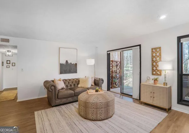 Listing Photo 3 - Condo for sale in building located at 210 Woodcliff Dr, Sandy Springs, GA 30350