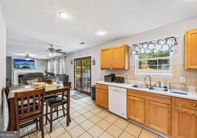 Photo 4 of Single family home for sale at 441 Crested View Dr, Loganville, GA 30052 | MLS# 10740380 | Listing updated on 2026-09-03